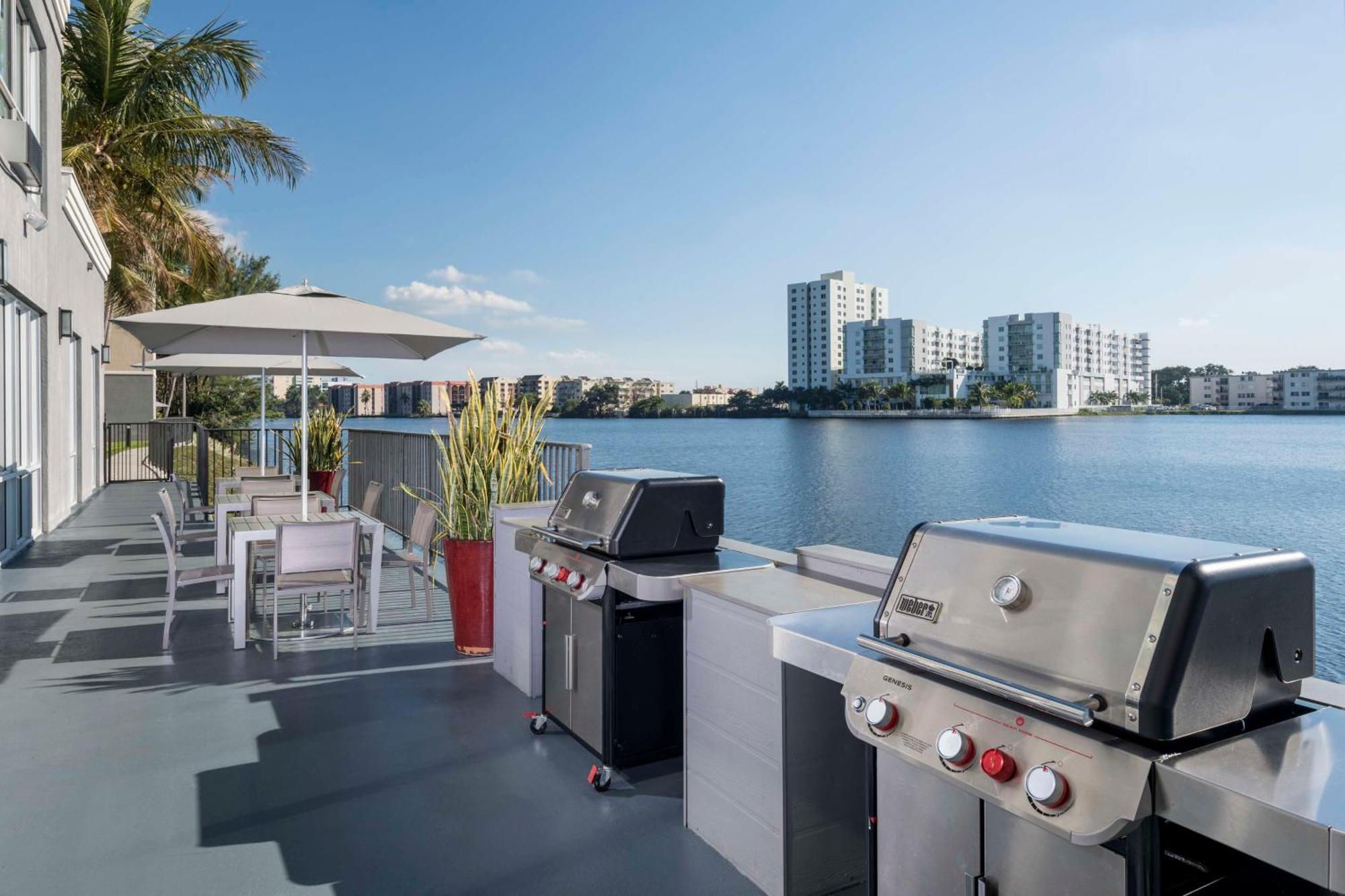 Homewood Suites Miami Airport/Blue Lagoon Exterior photo
